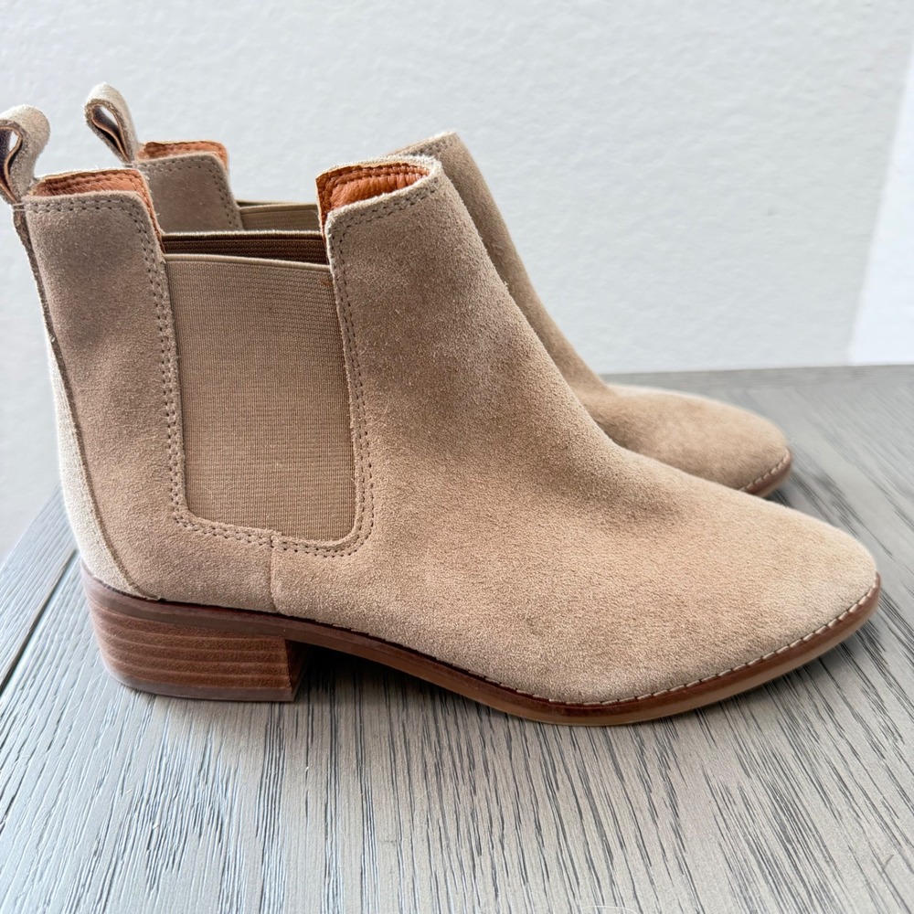 Lucky Brand Tan Suede Chelsea Ankle Boots Womens Sz 6 Pointed Toe Stacked Heel